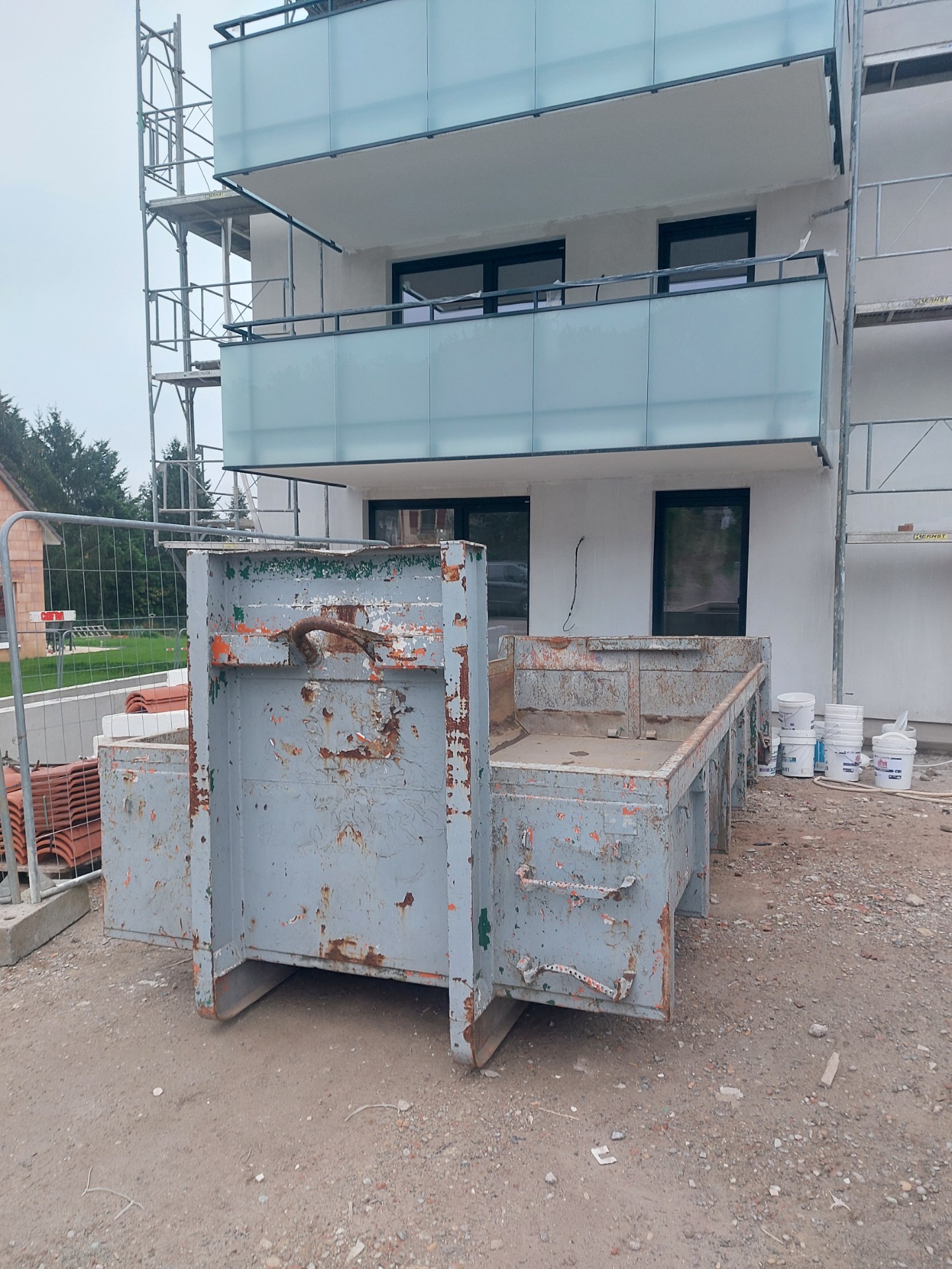 Louer une benne à Strasbourg, oswald, neudorf, lingolsheim, bischheim, geischpolsheim, pour déchets de gravats, bois, dib, encombrants, fer, béton, terre, tuiles, carrelage, carton et papier pour un service de proximité avec votre partenaire unique en alsace ad services Location bennes grand est 06 78 75 59 17 