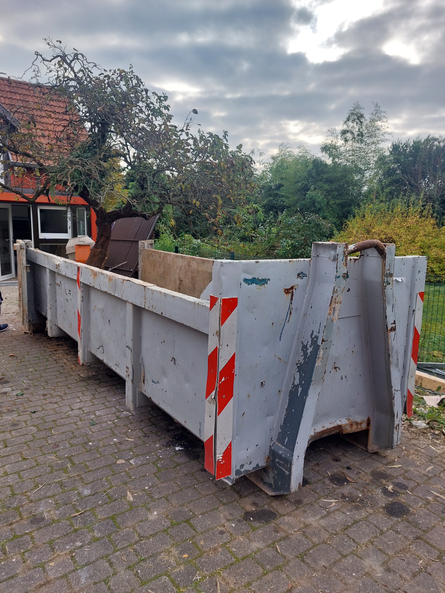 Benne gravat, terre, remblais, torchis, suite travaux à Strasbourg et villes et villages du Bas-Rhin dans le (67) faite appel à notre société ad services grand est un service de location benne sur mesure avec ou sans réservation ad services Location benne une entreprise alsacienne. 