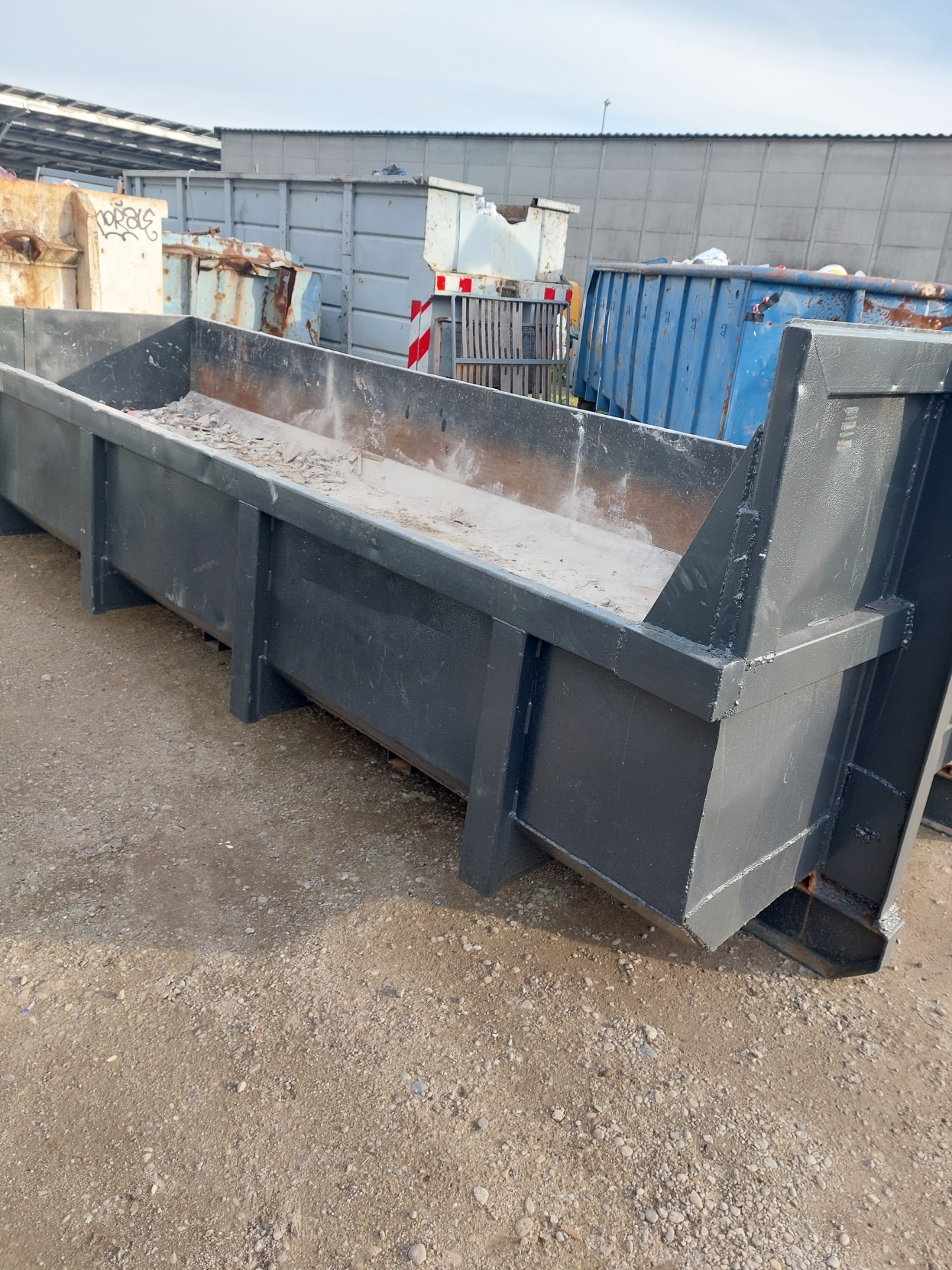 Location benne (camion) (Strasbourg)(67000) (67100) (67200) soufflenheim, haguenau, berstett, momenheim, souffelwhersheim, brumath, wissembourg, lauterbourg, gries et villages du nord de l'Alsace pour louer une benne à déchets avec l'entreprise ad services grand est pour une location de bennes pas chère et à bon prix pour un benne dans la journée ad services. 