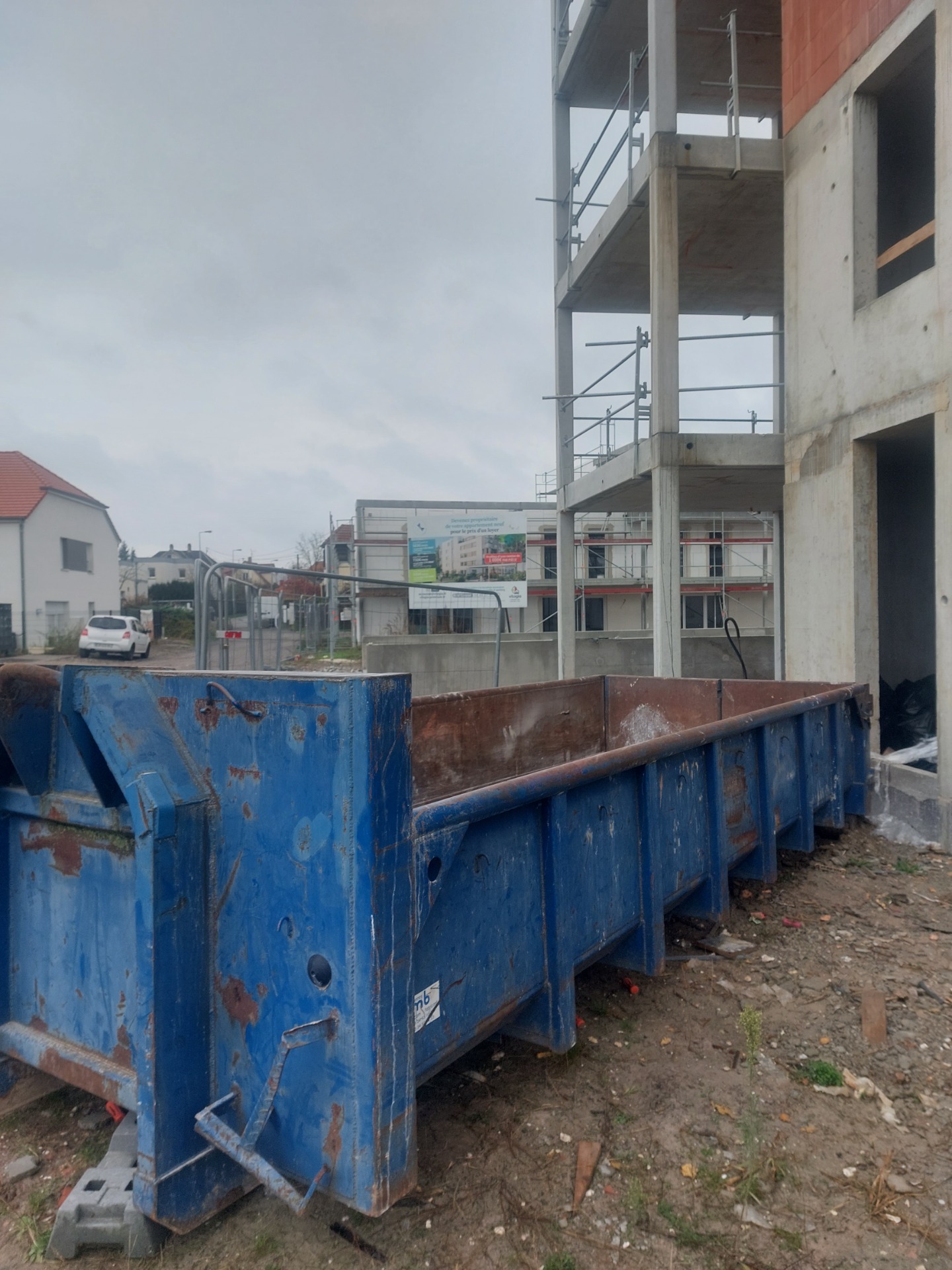 12 novembre 2024 mise en place d'une 10m3  en urgence de dernière minute  pour débarrasser un chantier à haguenau ru des agneaux 67500 haguenau pour une entreprise du bâtiment et nous a commandé une benne pour nettoyer son chantier. 