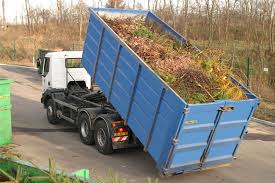 La location de bennes à Strasbourg est un service pratique pour les particuliers et les professionnels qui ont besoin d'évacuer des déchets de manière efficace. Voici quelques informations utiles sur ce service : Types de bennes disponibles  * Bennes pour gravats: Idéales pour les déchets de chantier tels que le béton, les briques, les tuiles, etc.  * Bennes pour déchets verts: Adaptées pour les déchets de jardinage tels que les branches, les feuilles, la pelouse, etc.  * Bennes pour encombrants: Conviennent pour les meubles, les appareils électroménagers, les matelas, etc.  * Bennes pour DIB (Déchets Industriels Banals): pour les déchets non dangereux des entreprises.  * Bennes pour carton : pour les entreprises et les particuliers ayant de gros volumes de carton à évacuer. Tailles de bennes disponibles Les entreprises de location de bennes à Strasbourg proposent généralement une variété de tailles de bennes, allant de 3 m³ à 30 m³. Le choix de la taille dépendra du volume de déchets à évacuer. Démarches pour louer une benne  * Contacter une entreprise de location de bennes: Vous pouvez trouver des entreprises en ligne ou dans les annuaires locaux.  * Demander un devis: Précisez le type et la quantité de déchets à évacuer, ainsi que la taille de la benne souhaitée.  * Réserver la benne: Une fois le devis accepté, vous pouvez réserver la benne pour la date et l'heure souhaitées.  * Obtenir les autorisations nécessaires: Si la benne doit être placée sur la voie publique, vous devrez obtenir une autorisation auprès de la mairie de Strasbourg.  * Remplir la benne: Une fois la benne livrée, vous pouvez la remplir avec les déchets.  * Faire enlever la benne: Une fois la benne pleine, contactez l'entreprise de location pour qu'elle vienne la récupérer. Prix de la location Le prix de la location d'une benne dépend de plusieurs facteurs, notamment :  * La taille de la benne  * Le type de déchets à évacuer  * La durée de la location  * Les frais de dépose et d'enlèvement  * Les frais de traitement des déchets Quelques entreprises de location de bennes à Strasbourg  * Allo Benne Services  * Alsace Recycle  * Stras Bennes  * D.S.E Déchets Services Environnement Conseils utiles  * Estimez précisément le volume de déchets à évacuer afin de choisir la taille de benne appropriée.  * Triez les déchets avant de les jeter dans la benne afin de faciliter leur traitement.  * Ne surchargez pas la benne, car cela pourrait entraîner des problèmes lors de l'enlèvement.  * Respectez les règles de stationnement et de sécurité lors du remplissage de la benne.